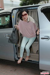 杨幂出院气色佳 刘恺威与爸妈提婴儿篮护驾(图)