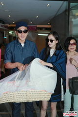 杨幂出院气色佳 刘恺威与爸妈提婴儿篮护驾(图)