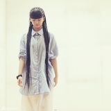 组图：小彩旗清纯演剧版静秋 素颜排练发辫独特