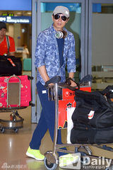 组图：成宥利恋情曝光后首亮相遭围堵