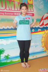 组图：佘诗曼出席活动笑林峰财多身子弱