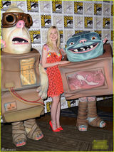 组图：艾丽-范宁穿花朵裙甜美现身 另类眼妆如小精灵