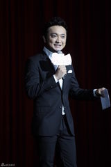 组图：星开幕掀神秘幕布 尼格买提高呼心跳加速