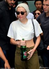 组图：麦莉获新宠激动秀自拍 与小猪仔对嘴亲亲