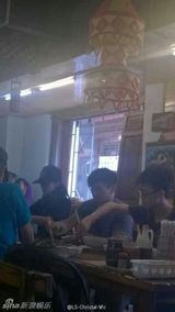 组图：隆诗牵手游丽江 吴奇隆贴心为女友夹菜