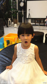 组图：贝儿扎头发穿裙子一秒变公主翩然起舞