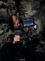 组图：网曝李易峰拍古剑宣传片 穿越盗墓现场