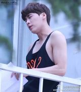 组图：《盗墓笔记》路透 李易峰穿西装帅气逼人