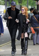 组图：林赛-罗韩紫罗兰色眼镜出街 贵气十足