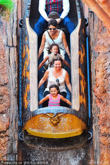 组图：哈利-贝瑞全家游迪士尼 幼子曝光显呆萌