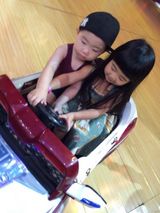 组图：曹格女儿与韩国小正太同场现身 撞脸喜感