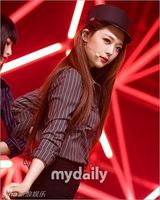 组图：f(x)首秀新歌 海盗造型冷艳性感