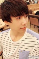 组图：清华校草李润东走红 女妆照生活照颜值爆表