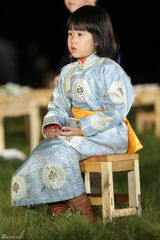 组图：《爸爸2》草原篝火晚会 萌娃成可爱吃货