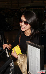 组图：马赛黑衣现身机场 赴英国进修学费家人出