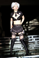 策划：制服诱惑！女星扮空姐护士宅男喷血