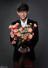 组图：胡夏写真化身捧花少年 温暖笑容清秀面庞