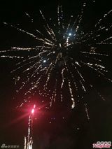 组图：钟镇涛婚宴大放烟花 新人热吻深情相拥