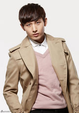 组图：成毅帅气腼腆写真曝光 暖男演绎民国校草