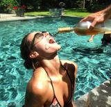 组图：欧美富二代集体晒奢华暑假照 钻石成袋买