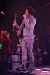 组图：郑伊健开唱秀肌肉与女模热舞 蒙嘉慧现身支持