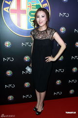 组图：谢婷婷深V红裙出席活动 AliceB赛车服登场