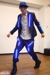 组图：蔡旻佑勤练六块肌 色诱天心同台飙歌