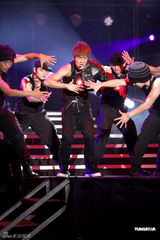 组图：吴克群个唱湿身秀腹肌 和女模互摸掀高潮