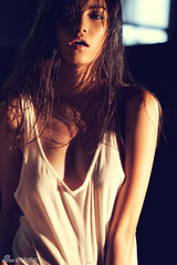组图：田蕾希性感写真内敛迷人