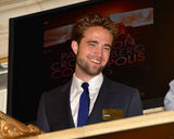 组图：帕丁森着西装现身股票交易所 与柯南伯格合影