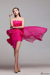 组图：万茜夏日写真娇媚 粉裙长发尽显淑女魅力