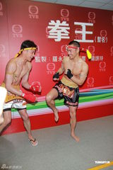 组图：《拳王》记者会 郑嘉颖黄浩然裸上身秀肌肉