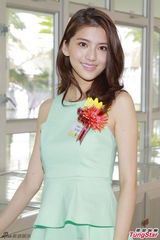 组图：吴千语裙装甜美亮相 否认自己是败金女