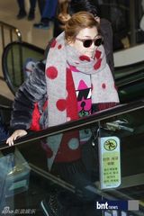 组图：f(x)少女时代Beast等亮相机场展休闲时尚风采