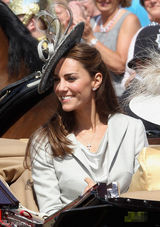 组图：威廉王子着传统服装帅气亮相 凯特伴婆婆甜笑