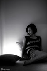 组图：刘孜全新光影大片 黑白色调尽显知性