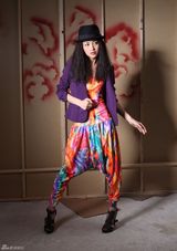 组图：包文婧爵士大片曝光 七彩飞鼠裤嬉皮艳丽