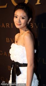 组图：汤唯性感亮相秀场 谈作品不心急有好的才接