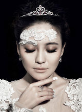 组图：樊蕊新年写真华贵女王扮唯美天鹅