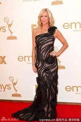 组图：艾美奖红毯 劳拉-斯宾塞立花蕾丝裙高贵典雅