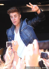 组图：比伯当街献唱谢歌迷 小天王自恋摸发