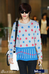 组图：韩团INFINITE和U-KISS机场显潮范儿