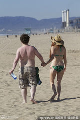 组图：艳星沙滩激吻男笑星 泳装身材两重天