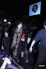 组图：王菲演唱会众星捧场 带众人为灾民祈福