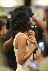 组图：蕾哈娜白裙亮相 金饰抢镜光彩照人