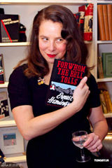 组图：黄伟文出任时装买手 徐濠萦到场助阵