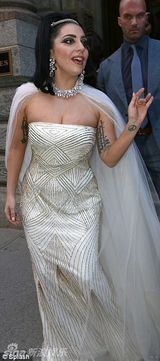 组图：Gaga穿婚纱浓妆亮相 胸部澎湃再发福