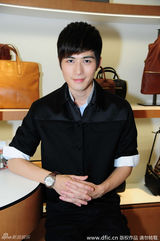 组图：陈学冬全黑Look帅气逼人 大走暖男style