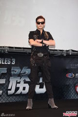 组图：陈晓东与辣妹贴身搂腰 当爸爸被亏会射