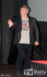 组图：韩星崔岷植携手吕克贝松出席试映会